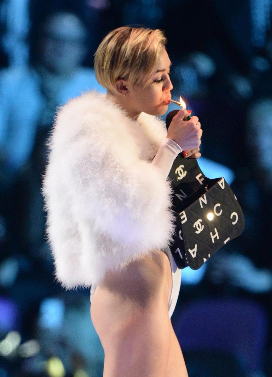 Miley Cyrus con un porro en el escenario
