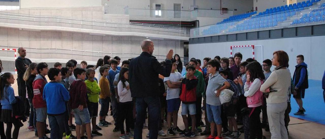 Virginio Ramírez, presidente del PDM, muestra las instalaciones a los alumnos del colegio Celestino Montoto durante una visita reciente al nuevo polideportivo.