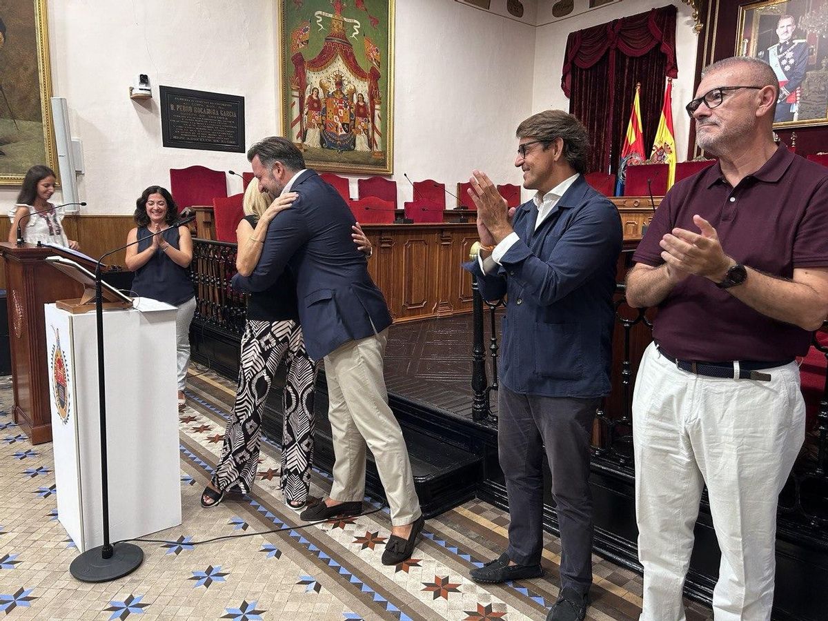El alcalde Pablo Ruz, en una jura de nuevos funcionarios, junto al edil de Recursos Humanos, Juan de Dios Navarro