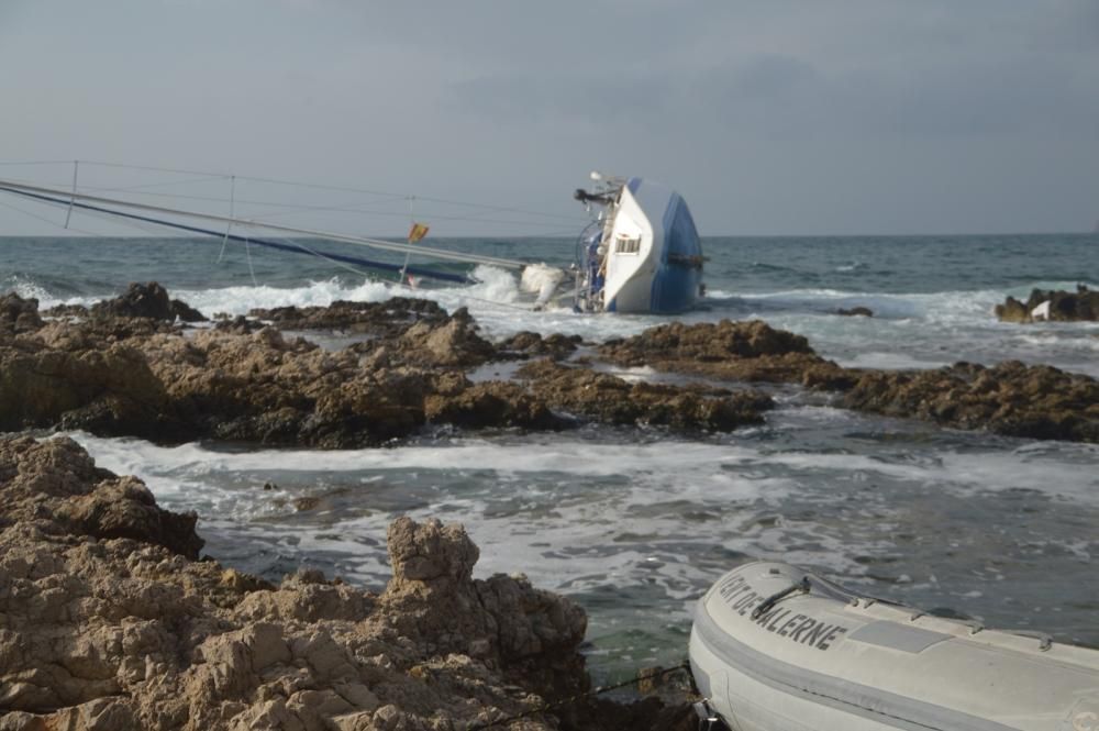 Rescatan a cuatro tripulantes de un velero que se estrelló en Cala Rajada