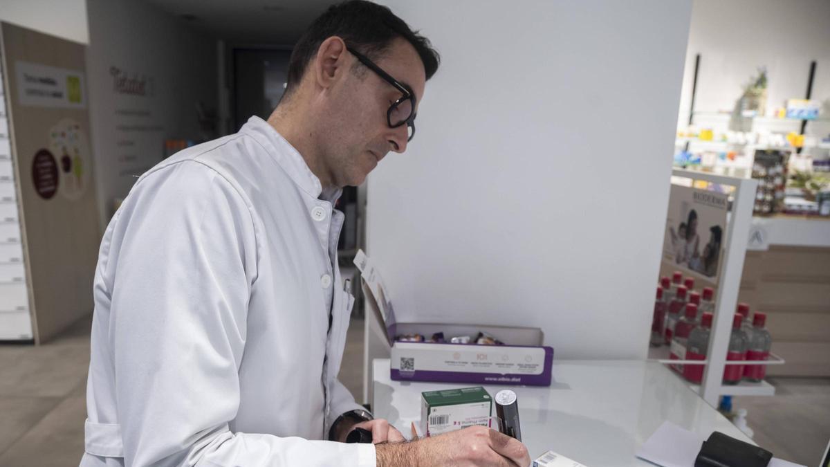 Un farmacéutico de València usa el código digital en València.