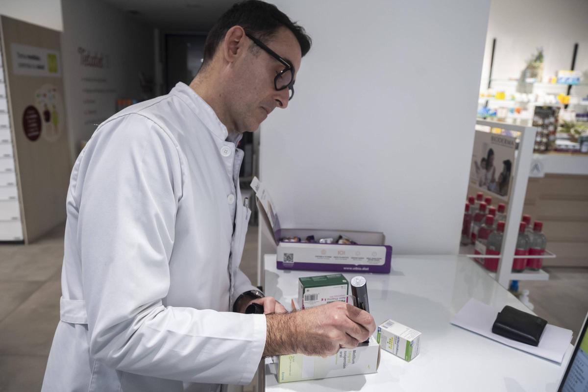 Un farmacéutico de València usa el código digital en València.