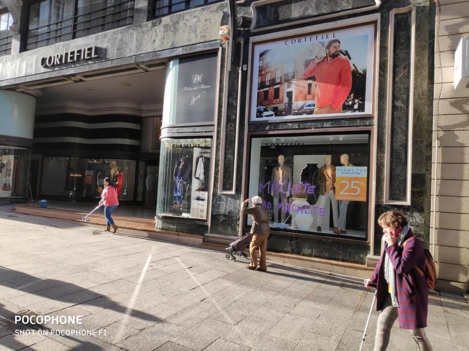 Comercios de la calle Príncipe de Vigo amanecen con pintadas con proclamas feministas.