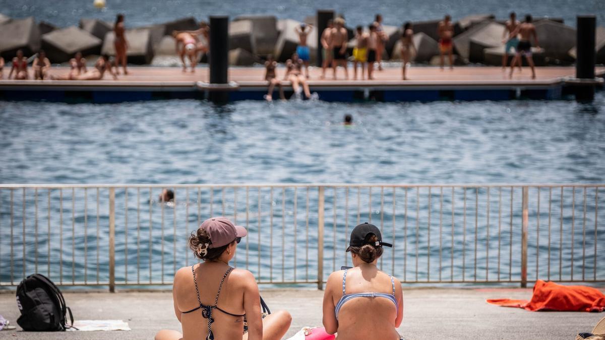 Dos mujeres aprovechan el calor para tomar el sol en los charcos de Valleseco, en Santa Cruz de Tenerife.