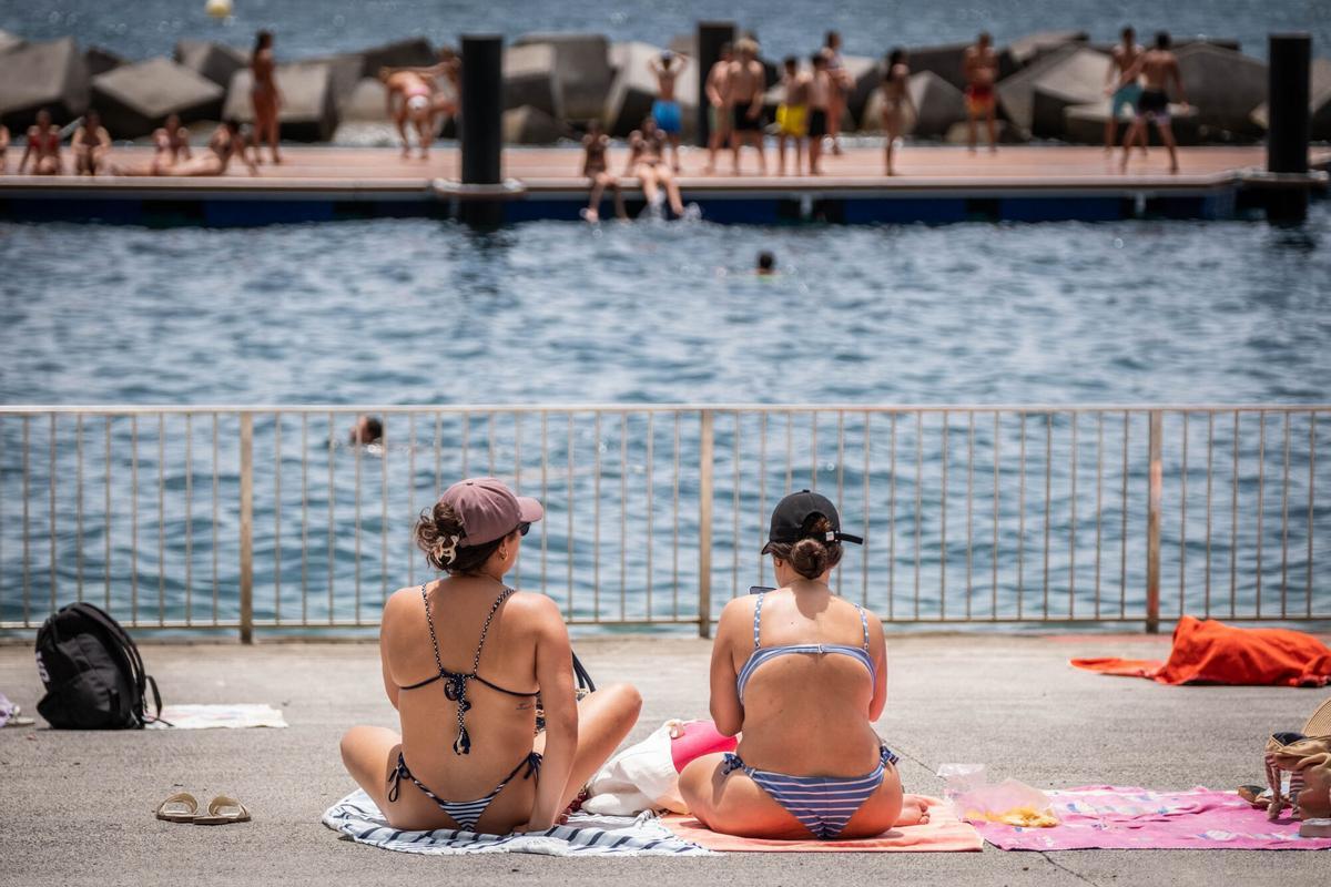 Dos mujeres aprovechan el calor para tomar el sol en los charcos de Valleseco, en Santa Cruz de Tenerife.