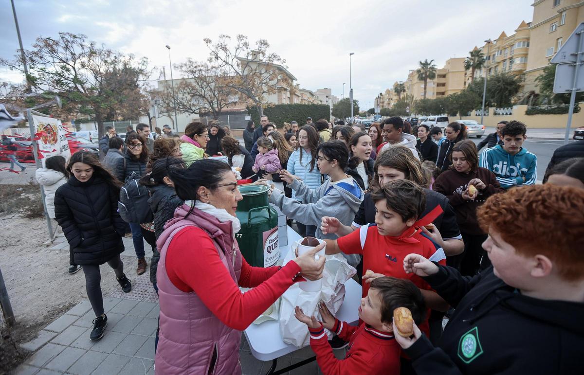 Chocolatada reivindicativa por el nuevo colegio La Almadraba de Alicante