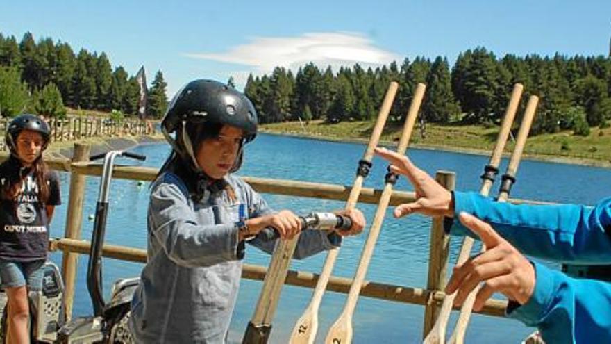 Un tècnic d&#039;Altitud Extrem ensenya a maniobrar amb el Segway, ahir