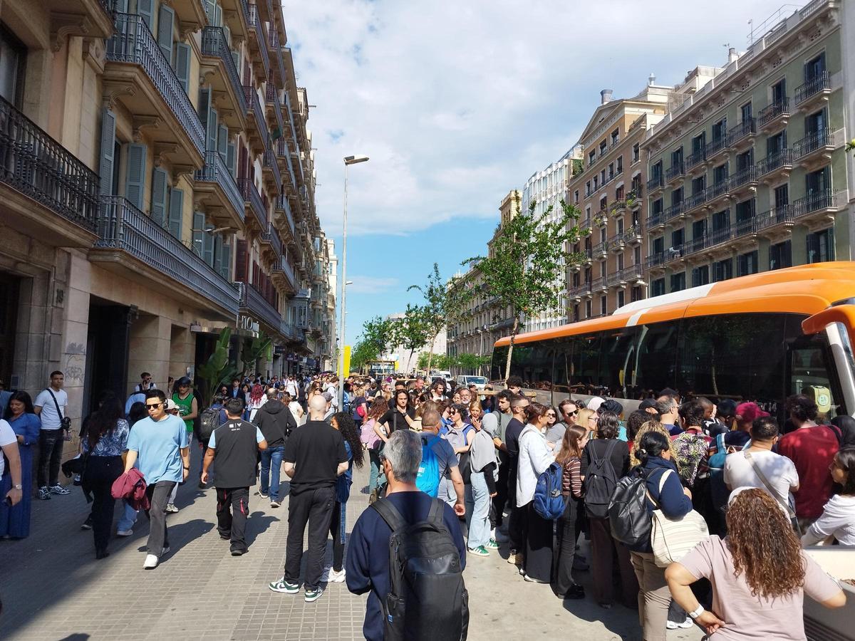 Largas colas para coger el bus hacia Mataró, en la ronda Universitat