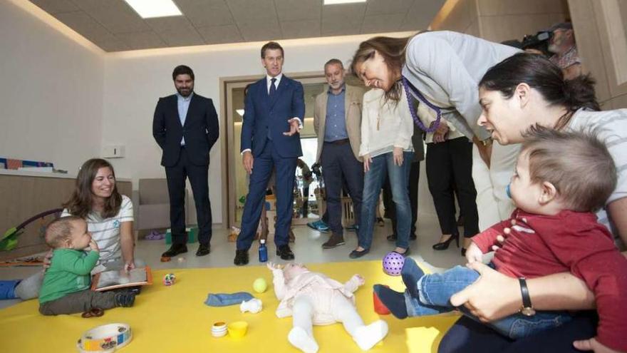 El presidente de la Xunta y el alcalde de Cambre durante la inauguración de la escuela infantil de O Temple.