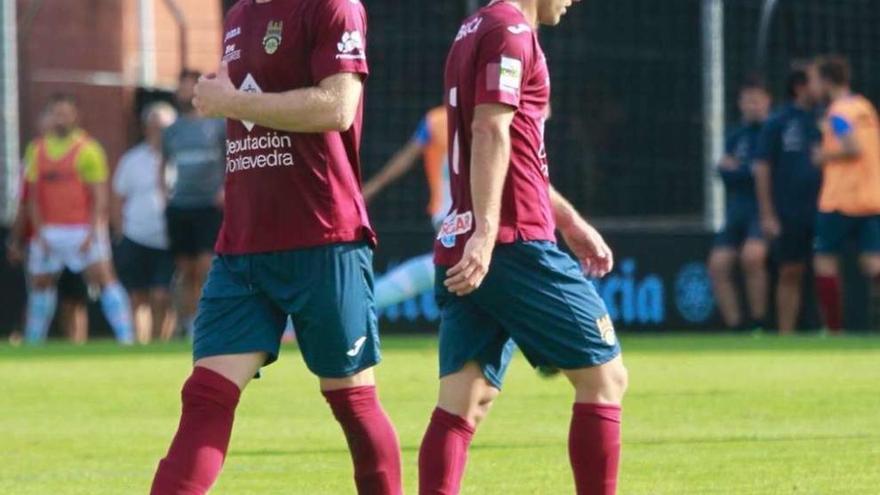 Los delanteros Mario Barco y David Añón, cabizbajos durante el partido del sábado frente al Celta B. // J. Lores