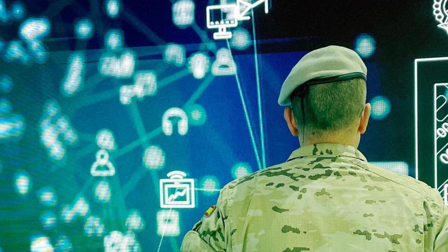 Un soldat del Comandament Conjunt de Ciberdefensa, a Madrid. | EL PERIÓDICO