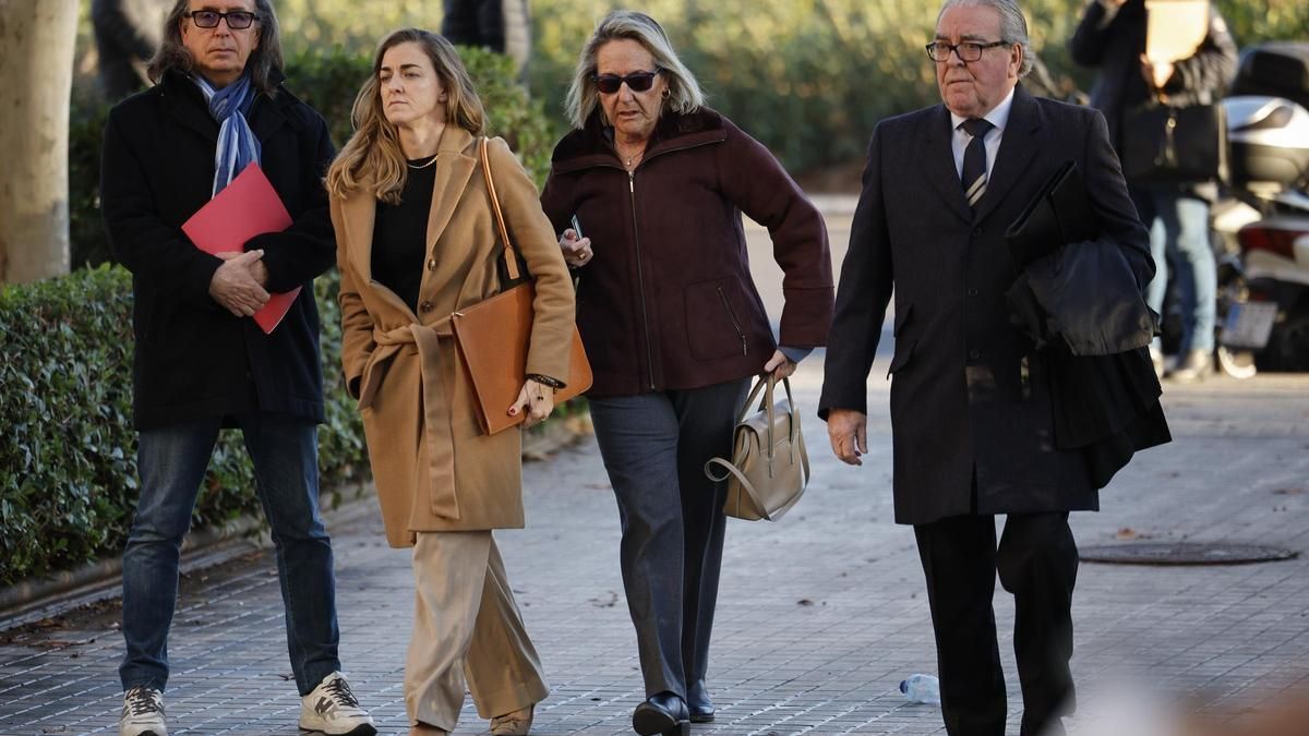 Mari Carmen García-Fuster (centro) junto a sus abogados, Rita Corbín Barberá y José María Corbín.