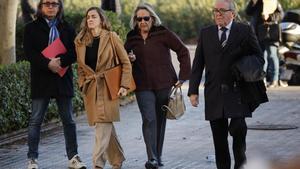 La exsecretaria del grupo municipal del PP, Mari Carmen García-Fuster (centro) junto a sus abogados Rita Corbín Barberá y José María Corbín.