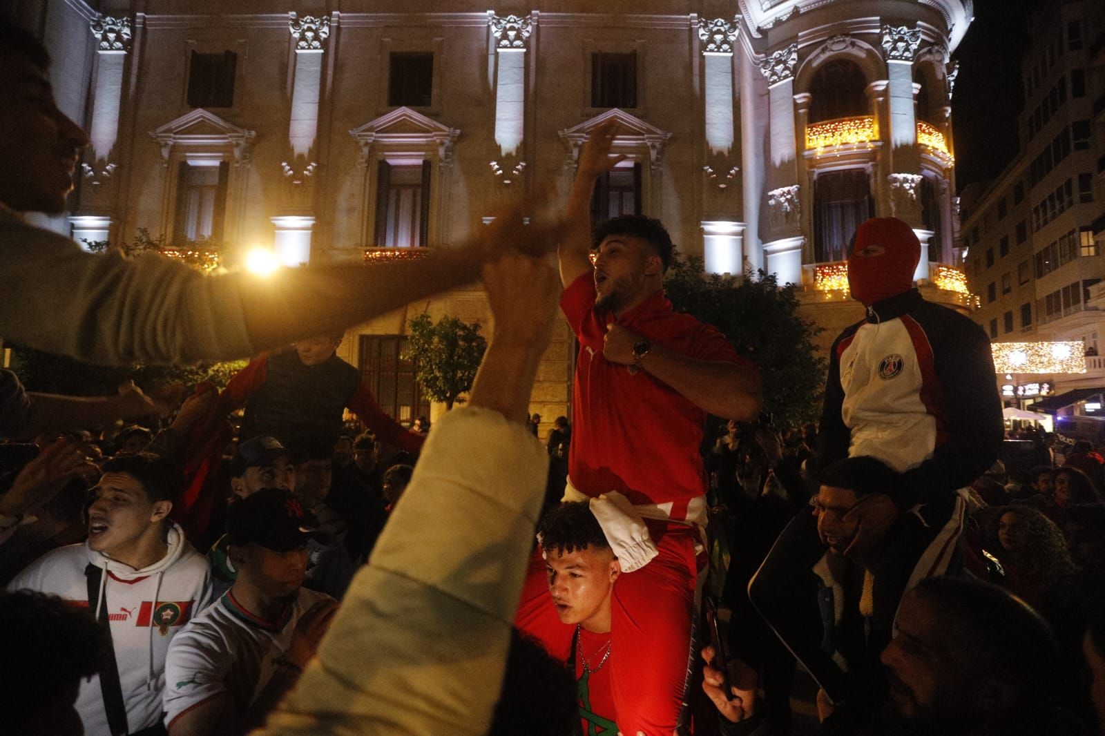 Cientos de marroquís celebran en la plaza del Ayuntamiento de València su pase a semifinales