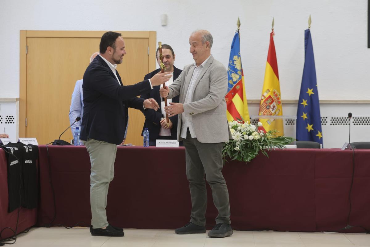 Mansilla le da la vara de mando a Borràs.