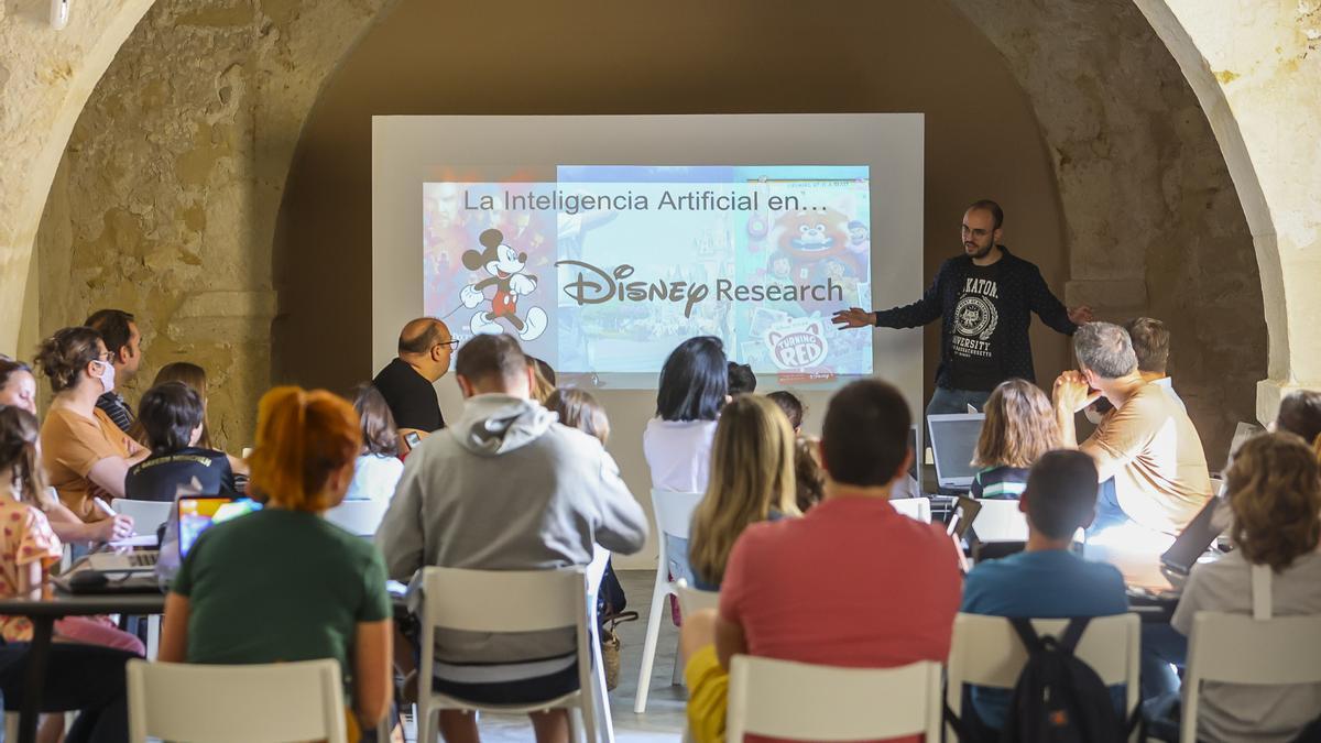 Pablo Pernías, en un momento del taller para niños y niñas celebrado este sábado en Torre Juana