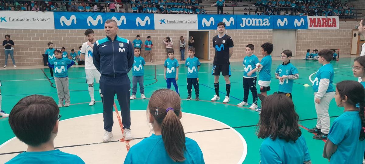 Escolares de Toro disfrutan de una mañana de fútbol sala con los Mega Cracks del Inter Movistar