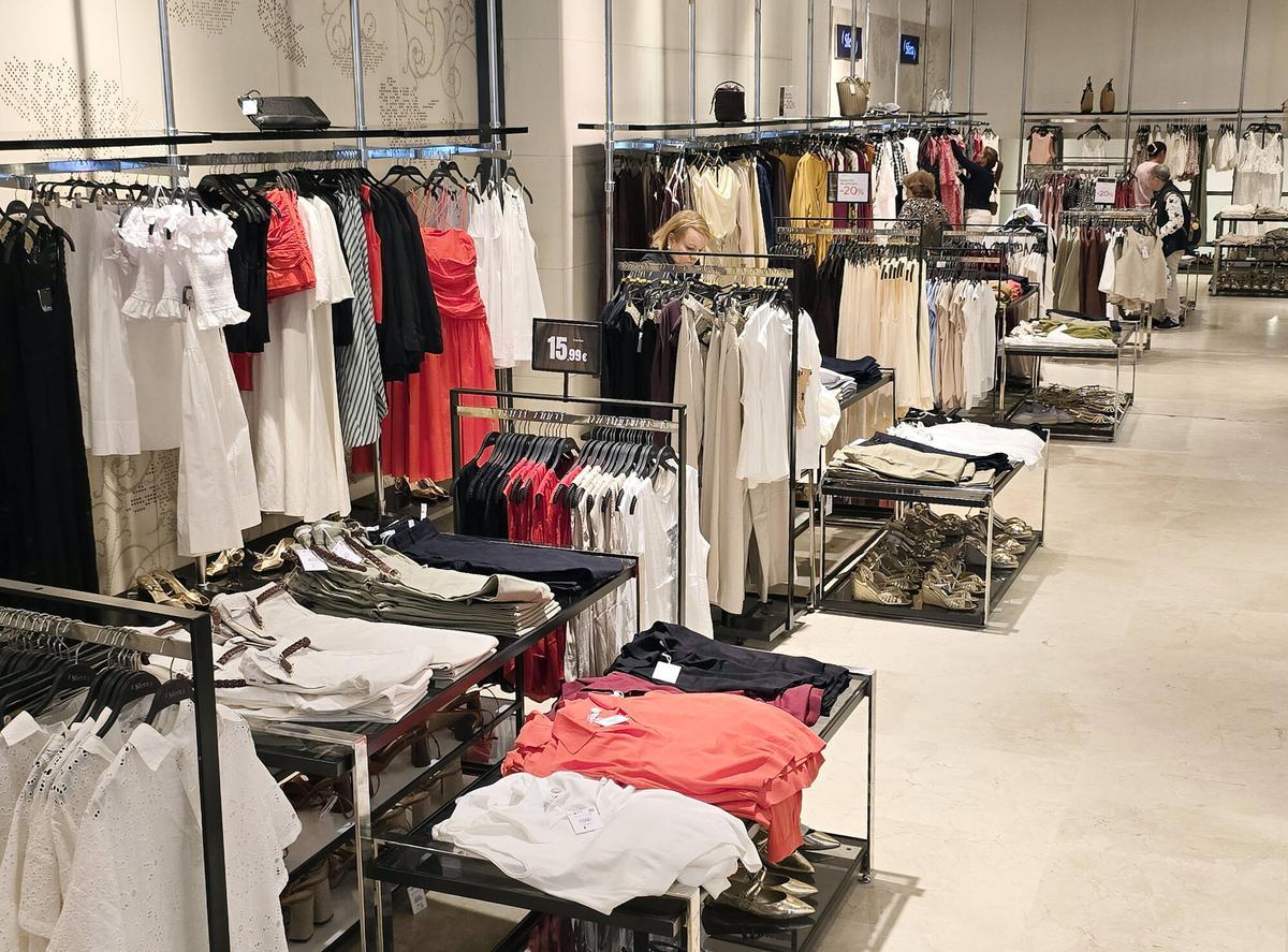 Prendas de colores neutros y sin estampados en diversas tiendas de ropa en Vigo.