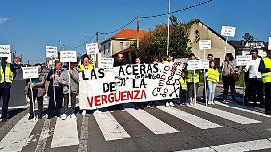 Protesta de vecinos de Vixoi, ayer, en un paso de peatones de la N-VI.