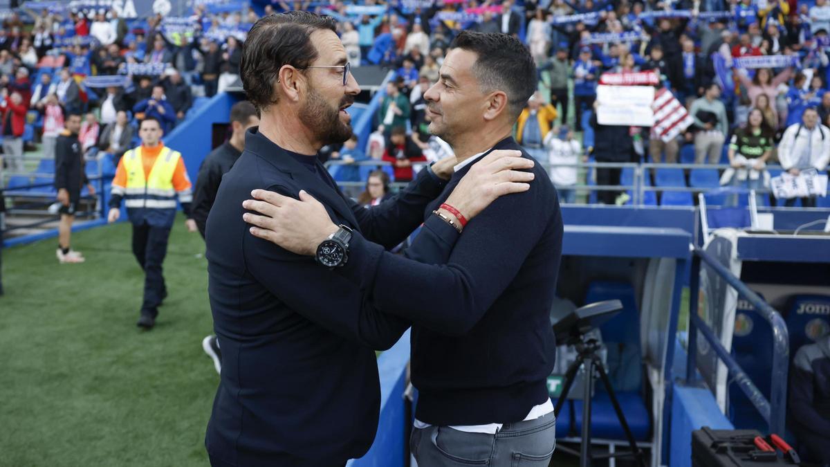 Bordalás, técnico del Getafe, y Míchel, entrenador del Girona, se saludan antes de empezar el partido.