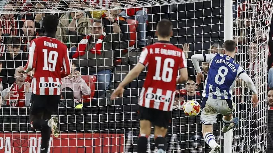 Turrientes pega primero en San Mamés en un derbi con polémica