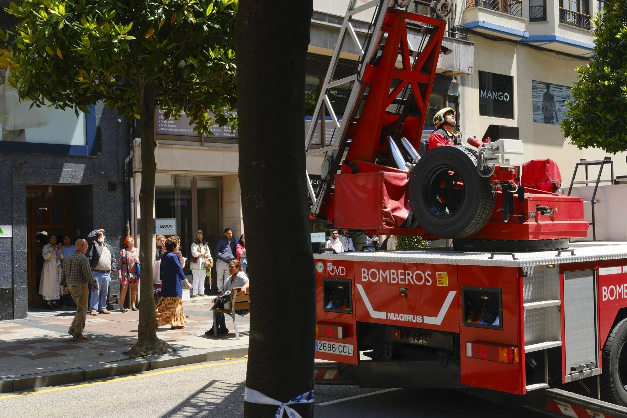 Alarme en la calle Uría de Oviedo por la caída de cascotes en plena vía pública