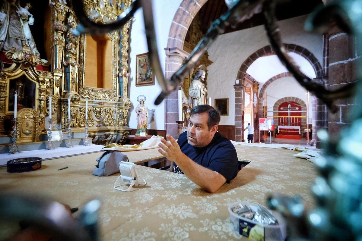 Pedro López, en una foto de archivo de los preparativos de la visita de la Virgen de Candelaria.