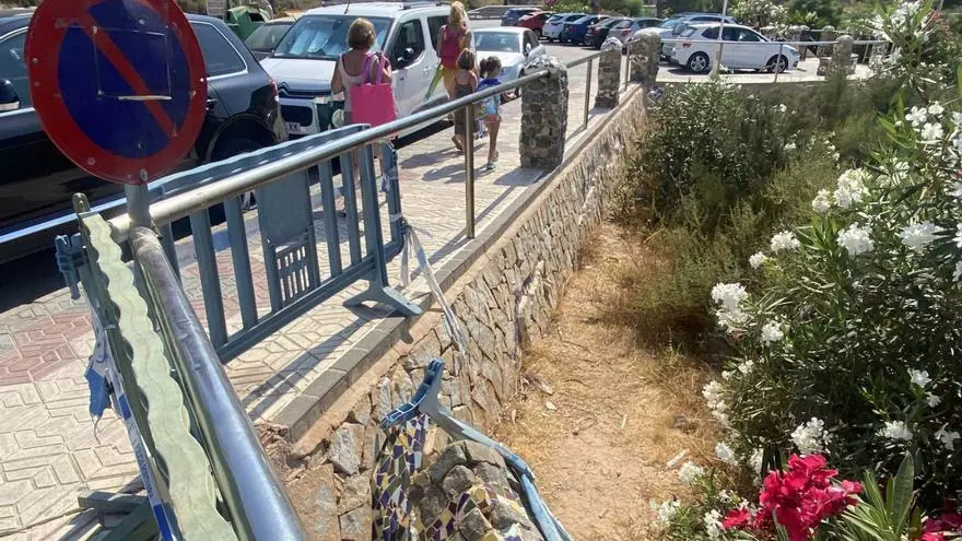 Barandilla rota y gorrillas en Cala Cortina