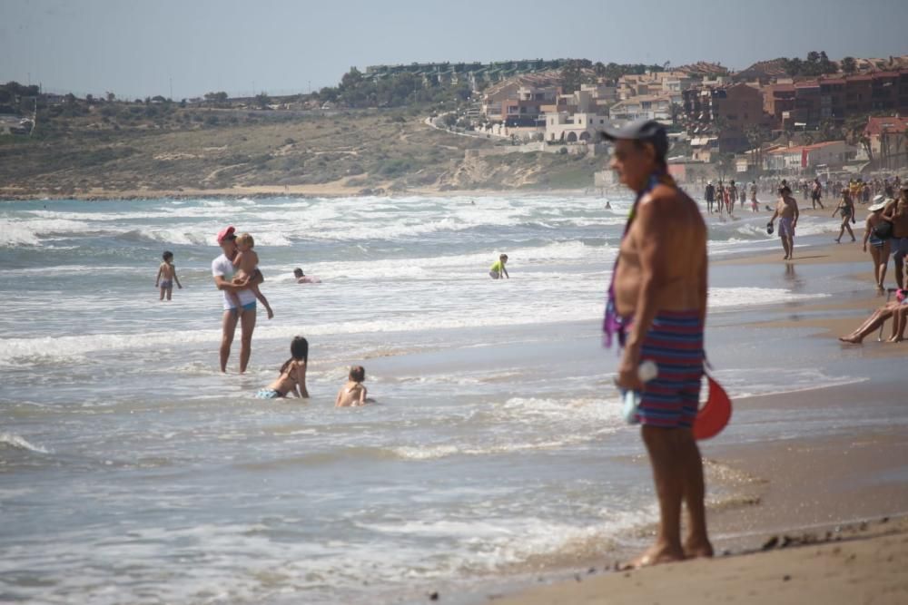 Los arenales de la capital están abiertos al baño desde hoy, sin franjas horarias y con menos medidas de seguridad de las anunciadas por el Ayuntamiento.