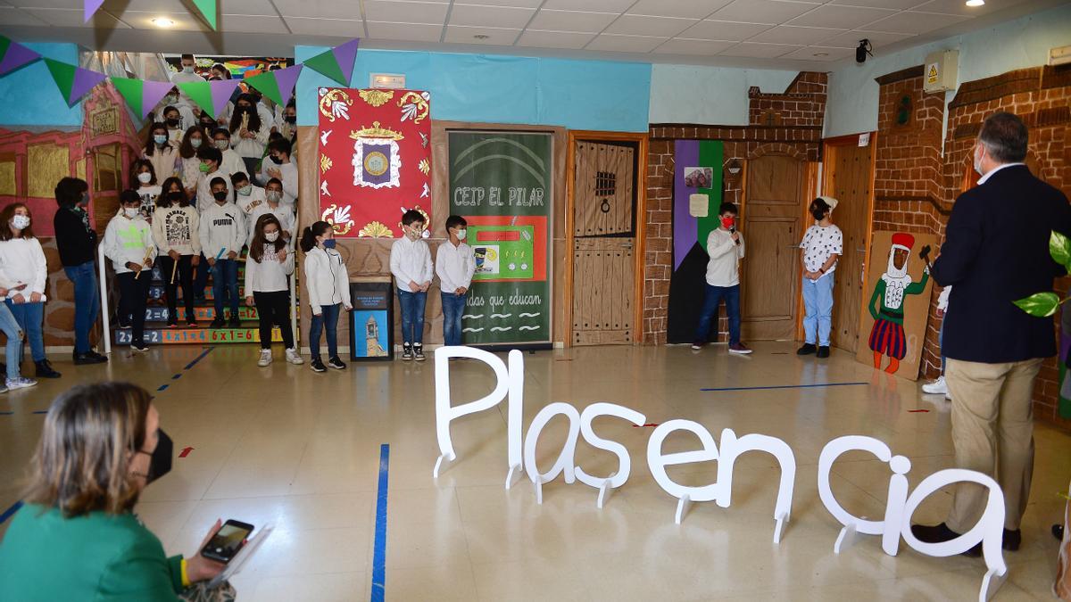 Alumnos de El Pilar de Plasencia, en su oficina de turismo, con el alcalde y la directora del centro.