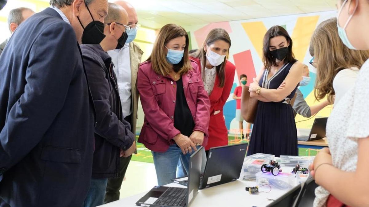 La viceconsejera de Educación, María del Carmen Castillo, visita el colegio Flor de Azahar de Cártama.