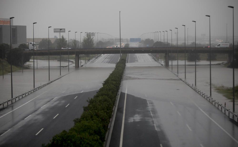 La pista de Silla, inundada por las fuertes lluvias.