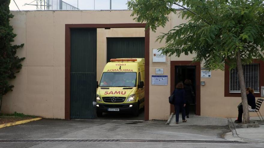 Una ambulancia sale el pasado miércoles por la tarde de es Pinaret, poco después de la muerte del joven.
