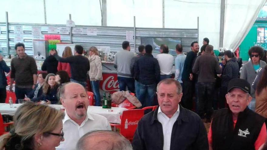 La multitudinaria comida en las carpas de la fiesta de la Virgen de la Cabeza.