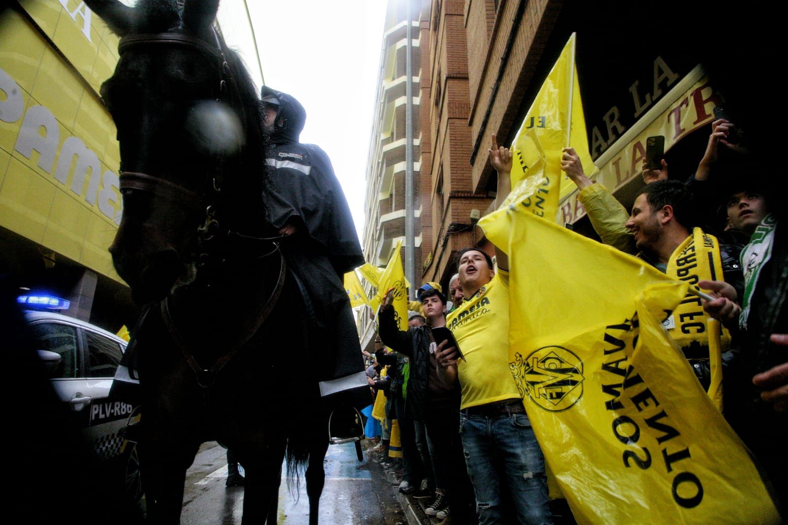 Fotogalería | La lluvia no frena a la afición del Villarreal para ver a su equipo en la final Champions