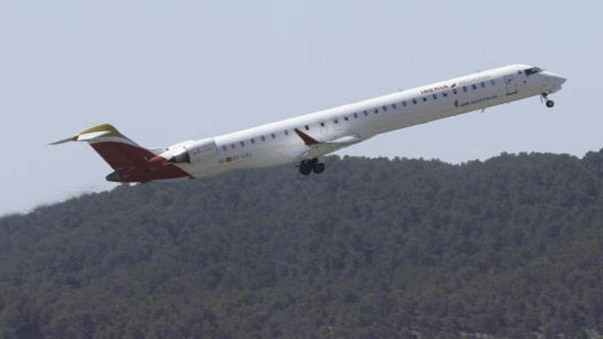 Un avión de Iberia despega de Ibiza.