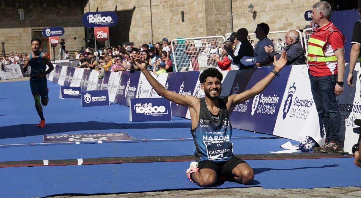 El atleta marroquí Mohamed El Ghazouany, del Club Atletismo Narón, celebra el triunfo / JESúS PRIETO