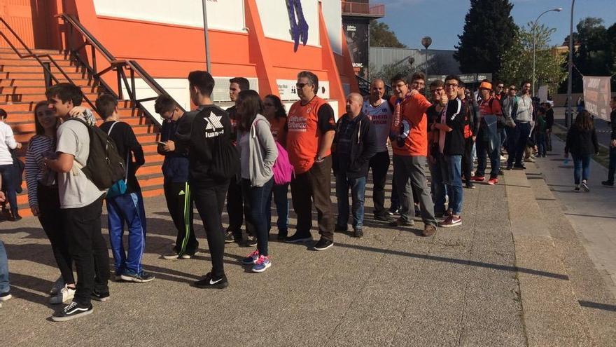 La afición del Valencia Basket hace colas tres horas antes del partido