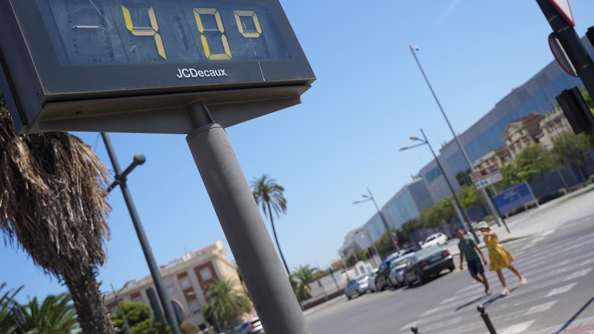 Un termómetro indica una temperatura de 40ºC en agosto en Valencia.