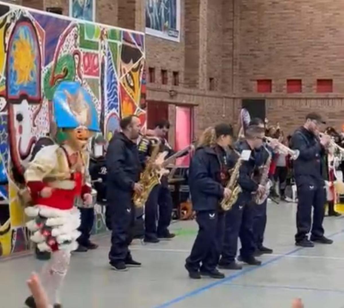 En el Colegio Maristas hubo una gran fiesta familiar, que animaron charanga y cigarróns. | FDV