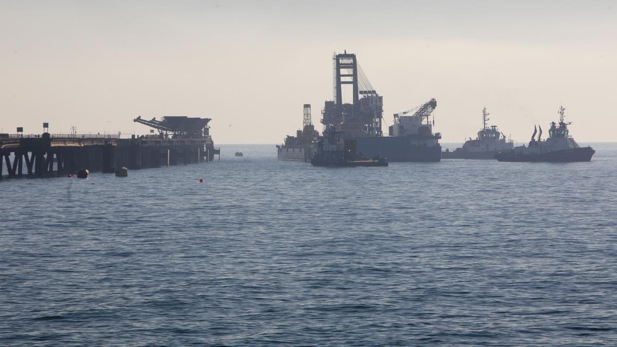 Maniobra de acercamiento de la grúa que retirará el Pantalán del Port de Sagunt