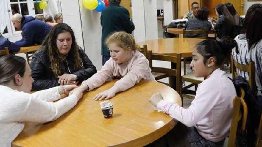 Asistentes a la chocolatada celebrada ayer en la comunidad de las religiosas de la Inmaculada.