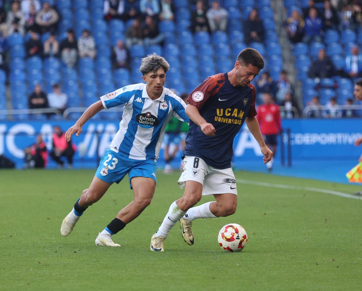 Fabi Urzain presiona a un jugador del UCAM Murcia en el play off de ascenso a Primera RFEF en Riazor, la temporada pasada.