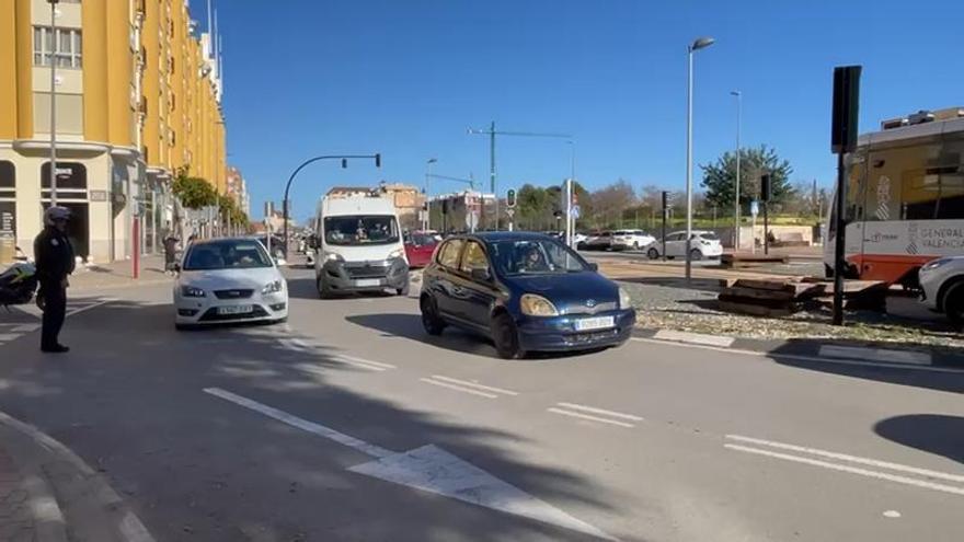 Un tranvía choca con un coche que se ha saltado un semáforo en rojo en Dénia