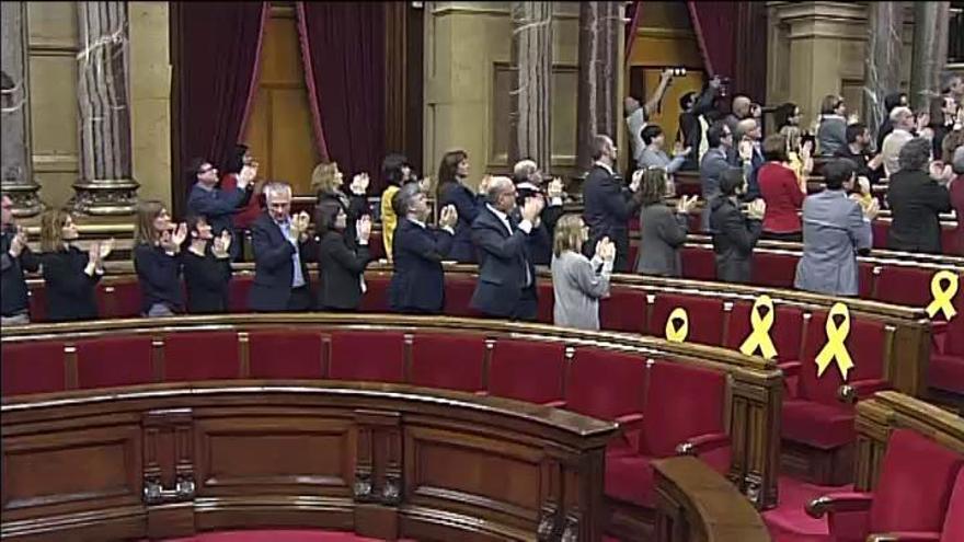 Aplausos de los soberanistas en el Parlament a la familia de Jordi Turull