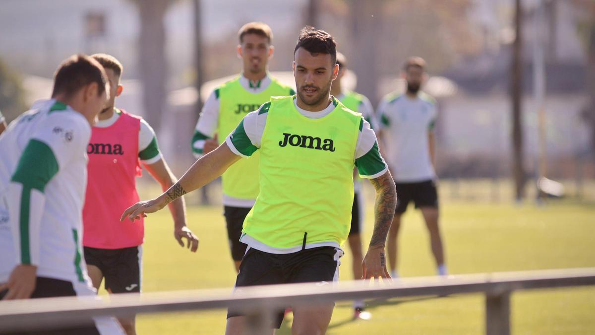 Álex Martín, durante una sesión de trabajo del Córdoba CF en la Ciudad Deportiva.