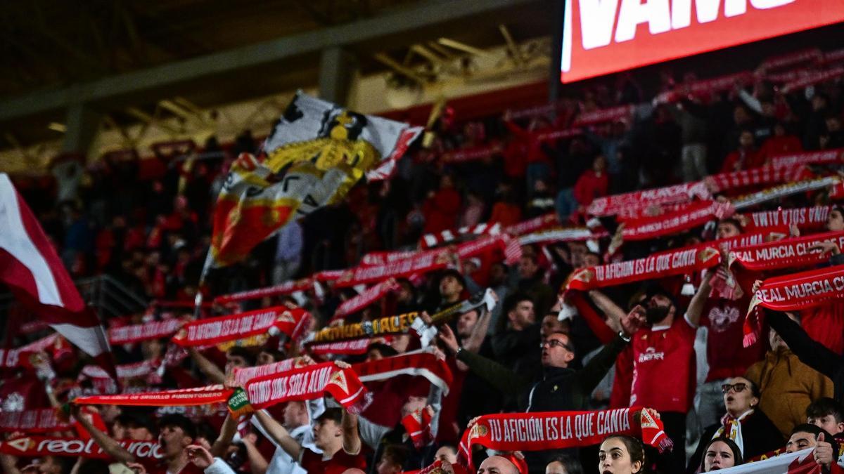 2.000 aficionados granas llegarán a La Rosaleda para el Málaga-Real Murcia.