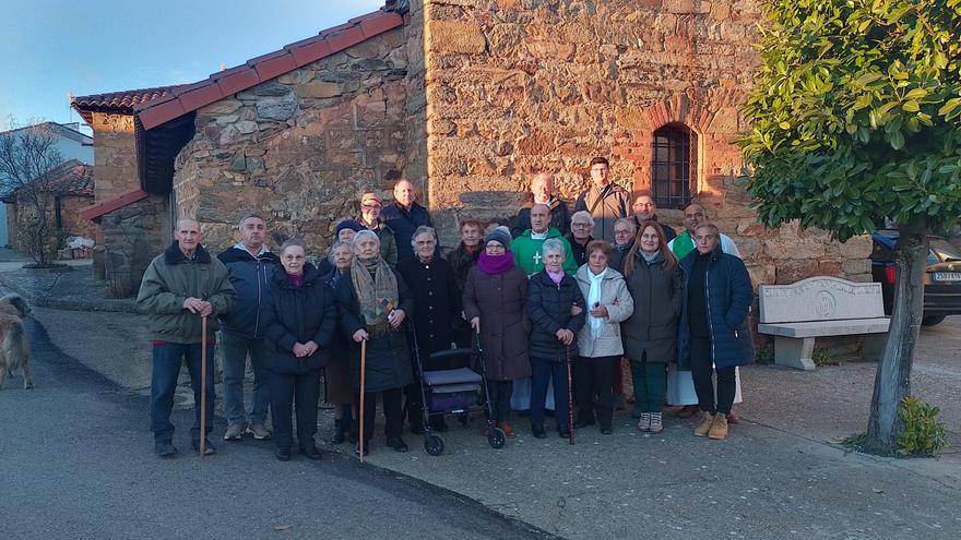 GALERÍA| El obispo visita Vega del Castillo tras 81 años