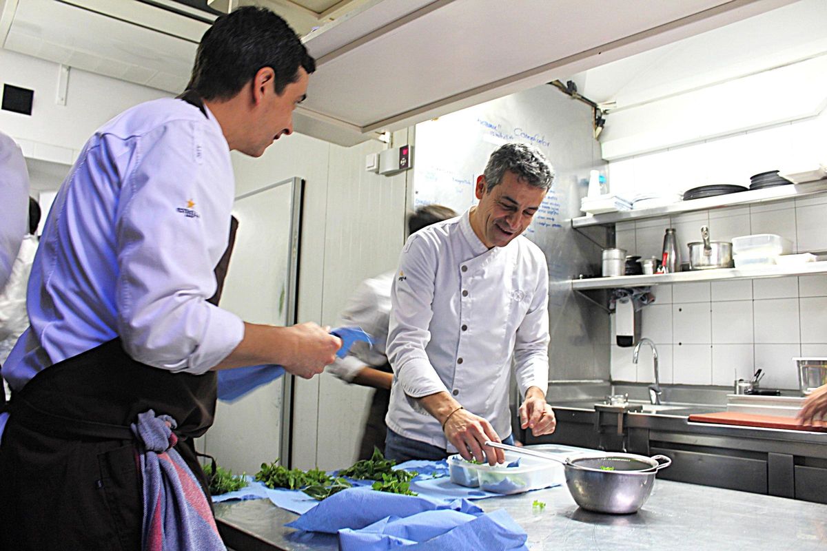 Mateu Casañas en el restaurant Compartir de Cadaqués amb el director de cuina Marc Llach