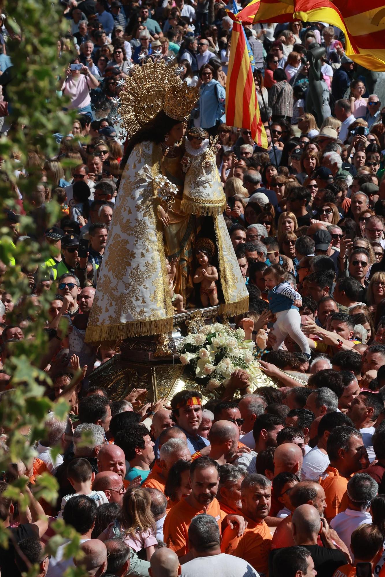 FOTOGALERÍA | Una multitud arropa a la Virgen de los Desamparados en su traslado a la Catedral